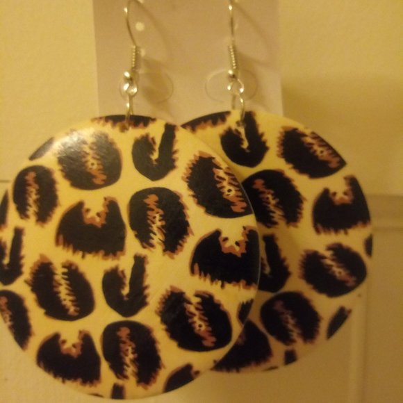 🇺🇸 3/$30 Black/Tan Leopard Animal Wood Earrings - Picture 2 of 3